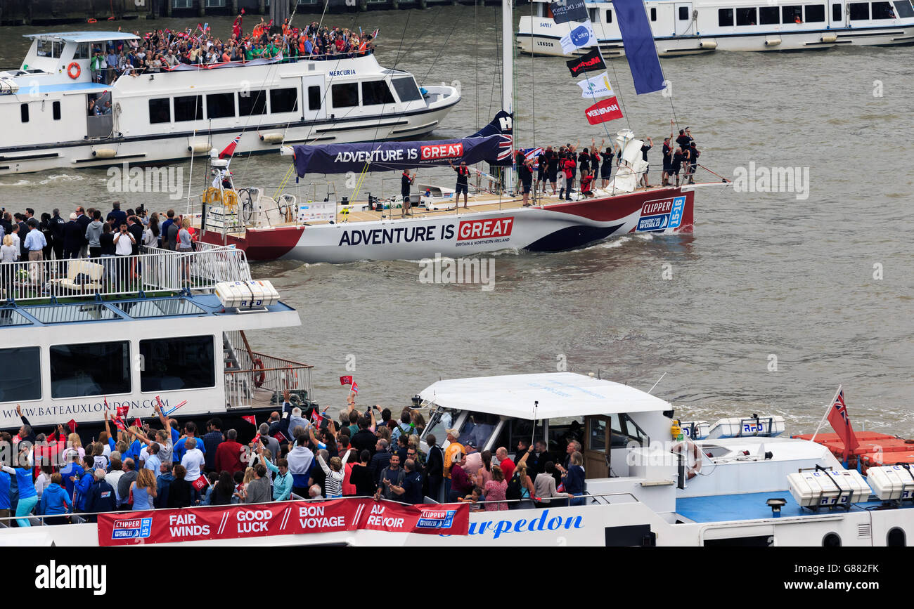 L'équipage sur le yacht de Grande-Bretagne se délaque à bord des bateaux du spectateur en direction de Tower Bridge au cours du neuvième jour du lancement de la Clipper Round the World Yacht Race à Londres. Banque D'Images