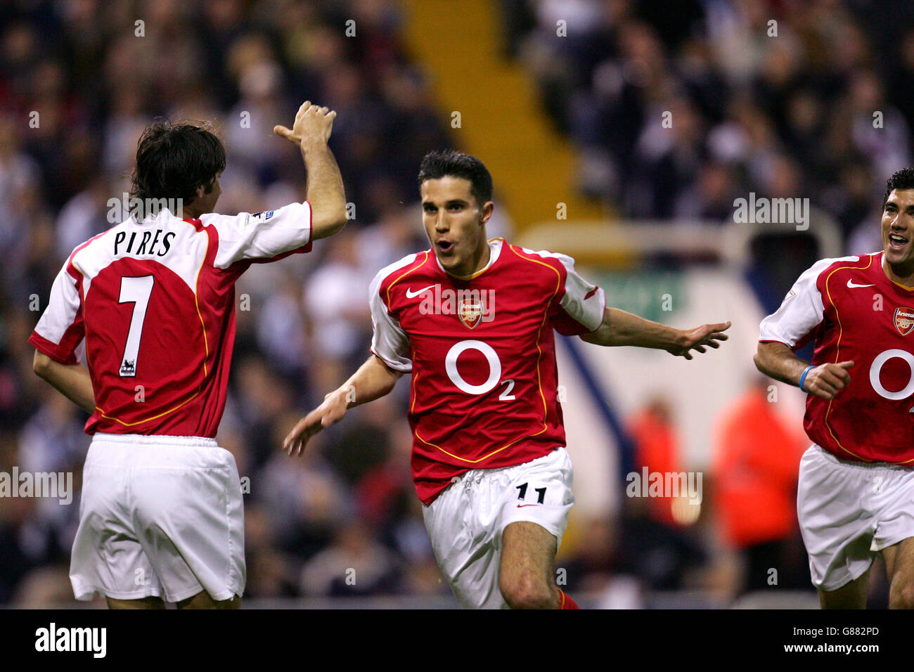 Soccer - FA Barclays Premiership - West Bromwich Albion / Arsenal - The Hawthorns.Robin van Persie (c) d'Arsenal célèbre son but avec Robert pires (l) et Jose Antonio Reyes (r) Banque D'Images