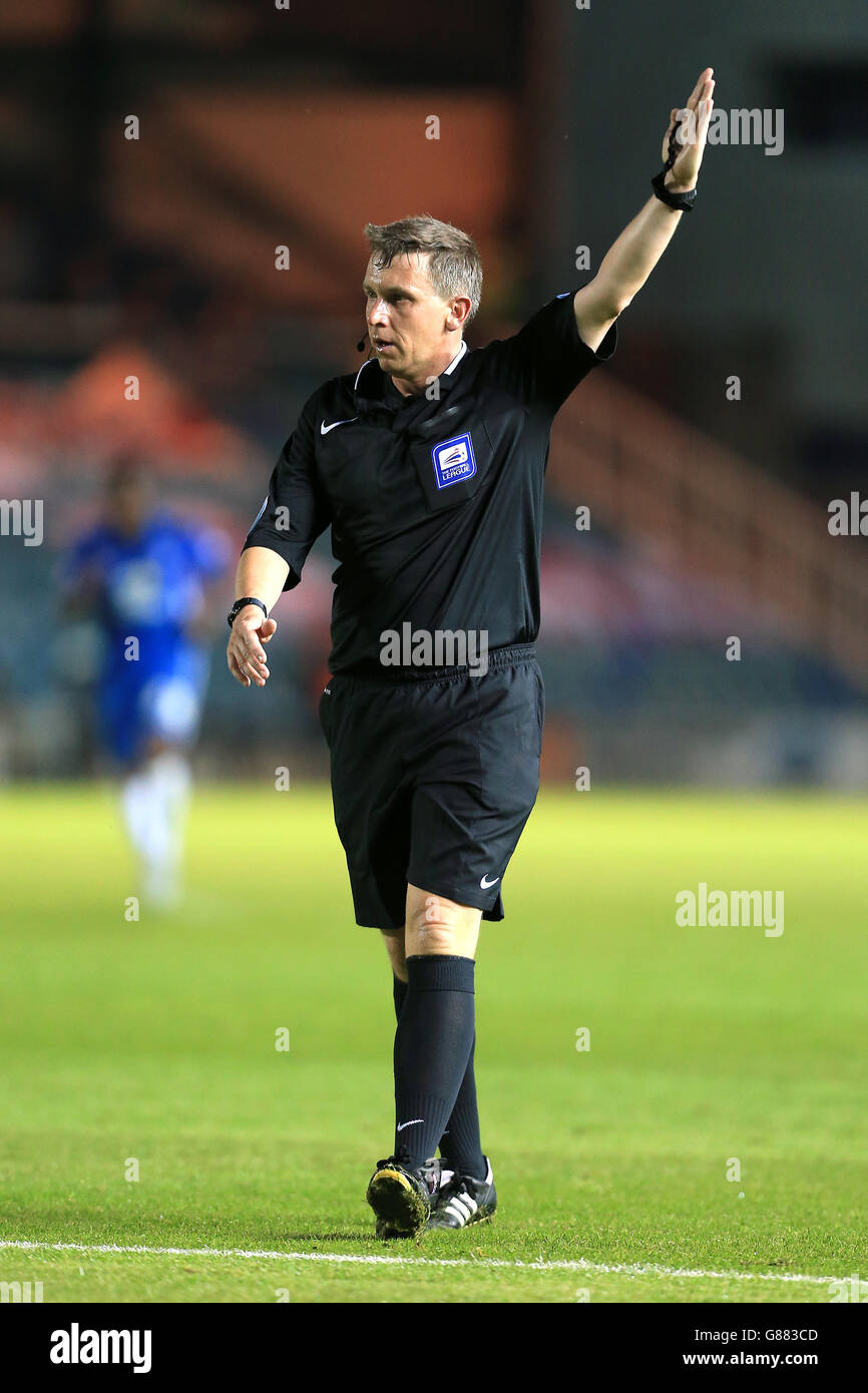 Soccer - Capital One Cup - second tour - Peterborough United contre Charlton Athletic - London Road.Arbitre Gary Sutton Banque D'Images