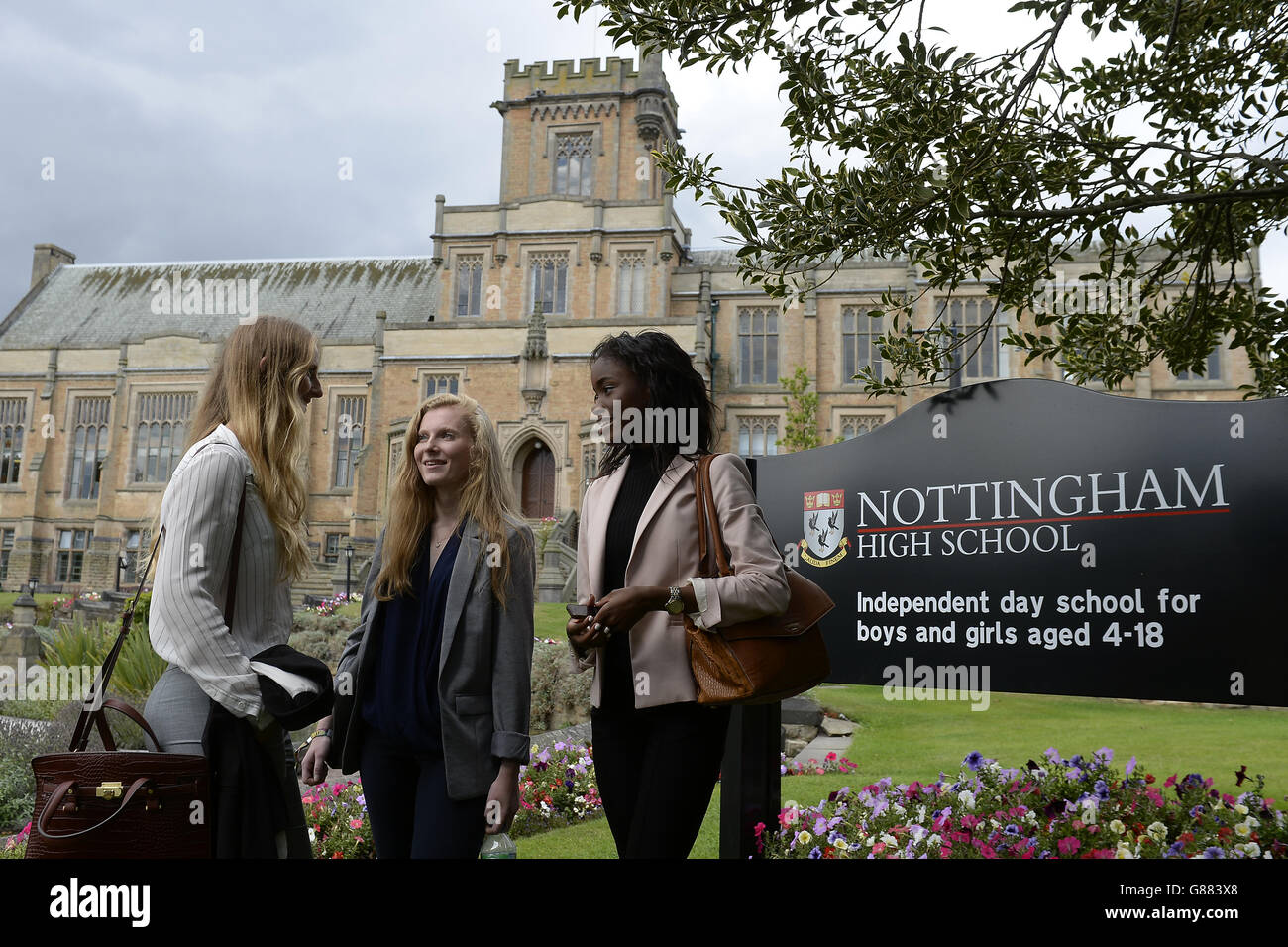 (De gauche à droite) Charlotte Brown, Melodie Hill et Dani Abu devant le lycée de Nottingham, qui a ouvert ses portes aux élèves féminins pour la première fois depuis ses 502 ans d'histoire. Banque D'Images