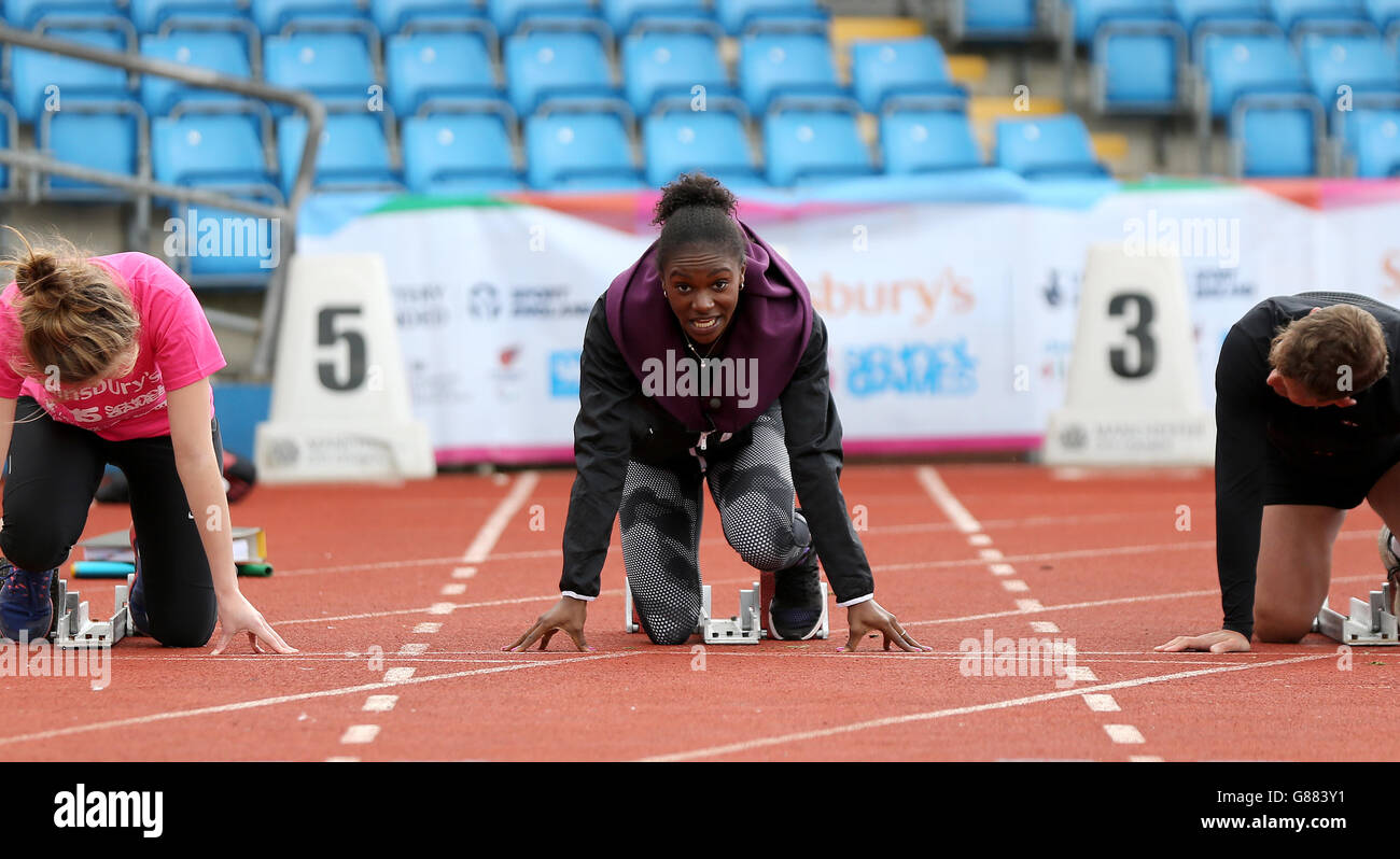 Dina Asher-Smith (au centre) est interviewé par Mike Bushell (à droite) de BBC Breakfast lors du premier jour des Jeux scolaires de Sainsbury à l'arène régionale de Manchester lors des Jeux scolaires de Sainsbury de 2015 à Manchester. Banque D'Images