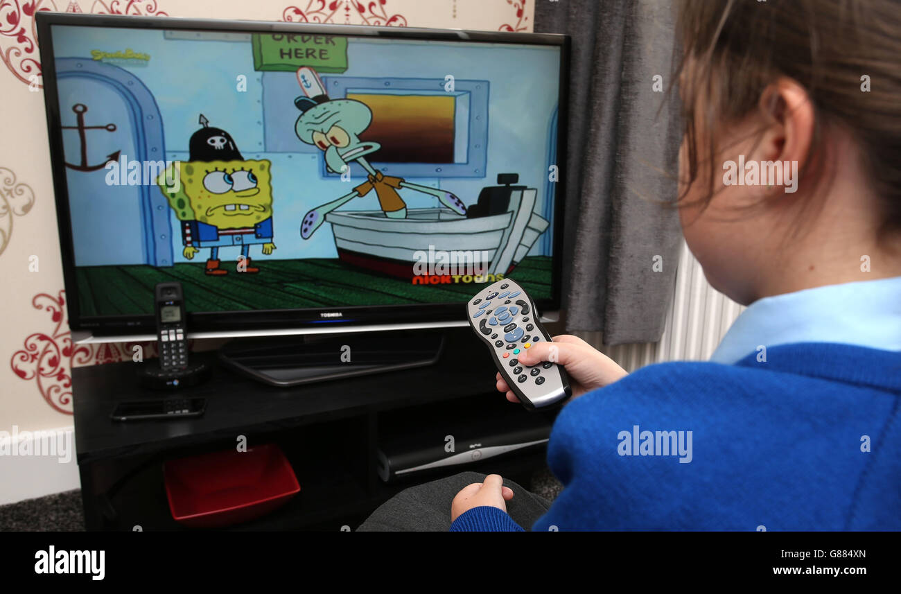 Stock de téléviseurs. Un enfant regarde une télévision. Banque D'Images