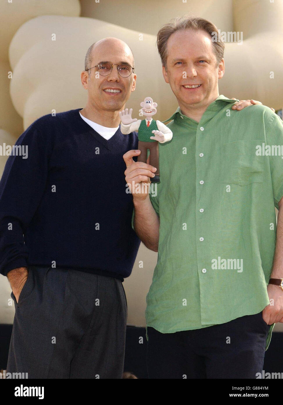Jeffrey Katzenberg (L), co-fondateur de SKG Dreamworks, et Nick Park assistent à une séance photo pour lancer leur nouveau film d'animation pleine longueur, Wallace and Gromit. Banque D'Images