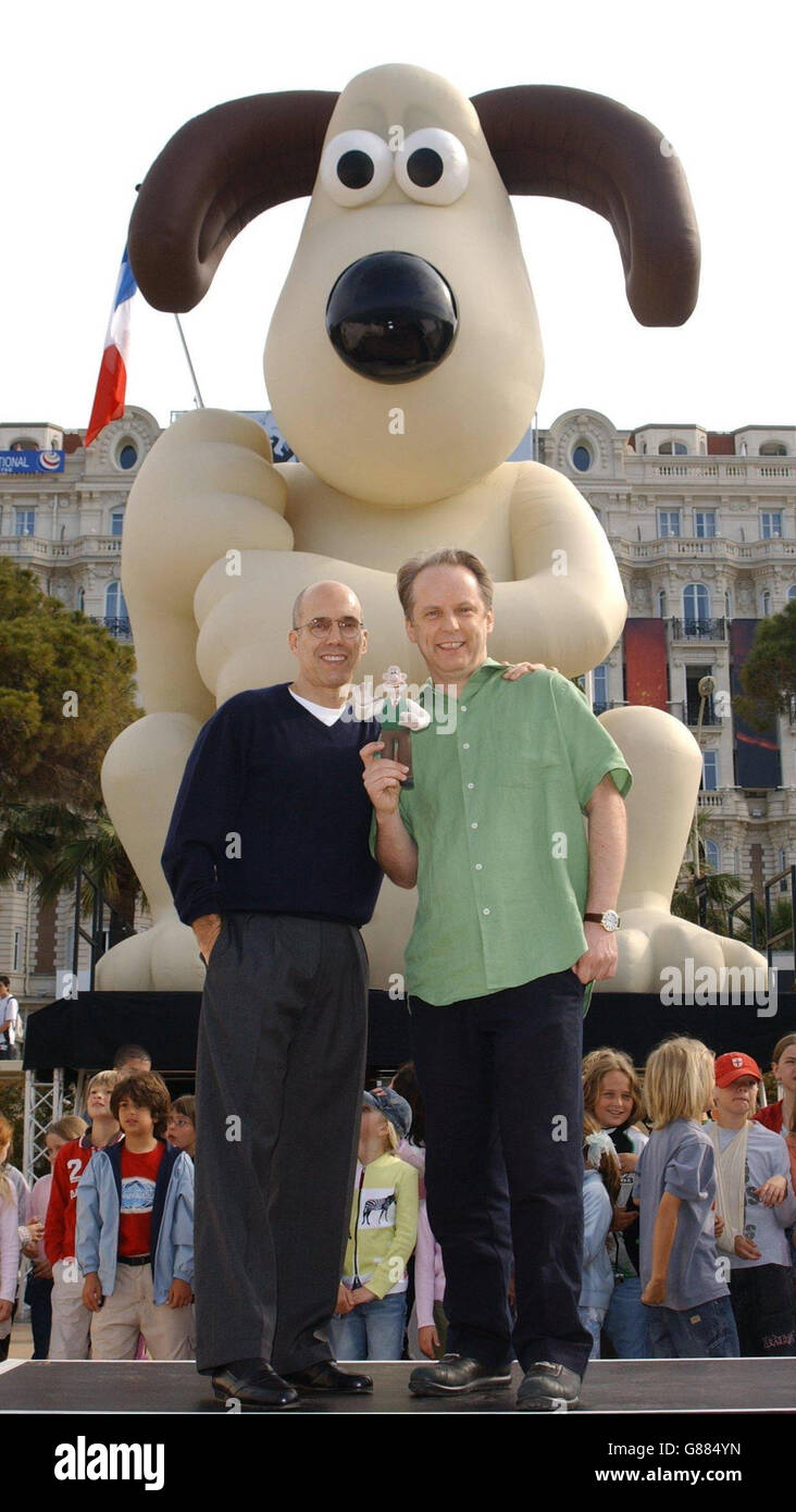 Jeffrey Katzenberg, co-fondateur de SKG Dreamworks, et Nick Park assistent à une séance photo pour lancer leur nouveau film d'animation pleine longueur, Wallace and Gromit. Banque D'Images