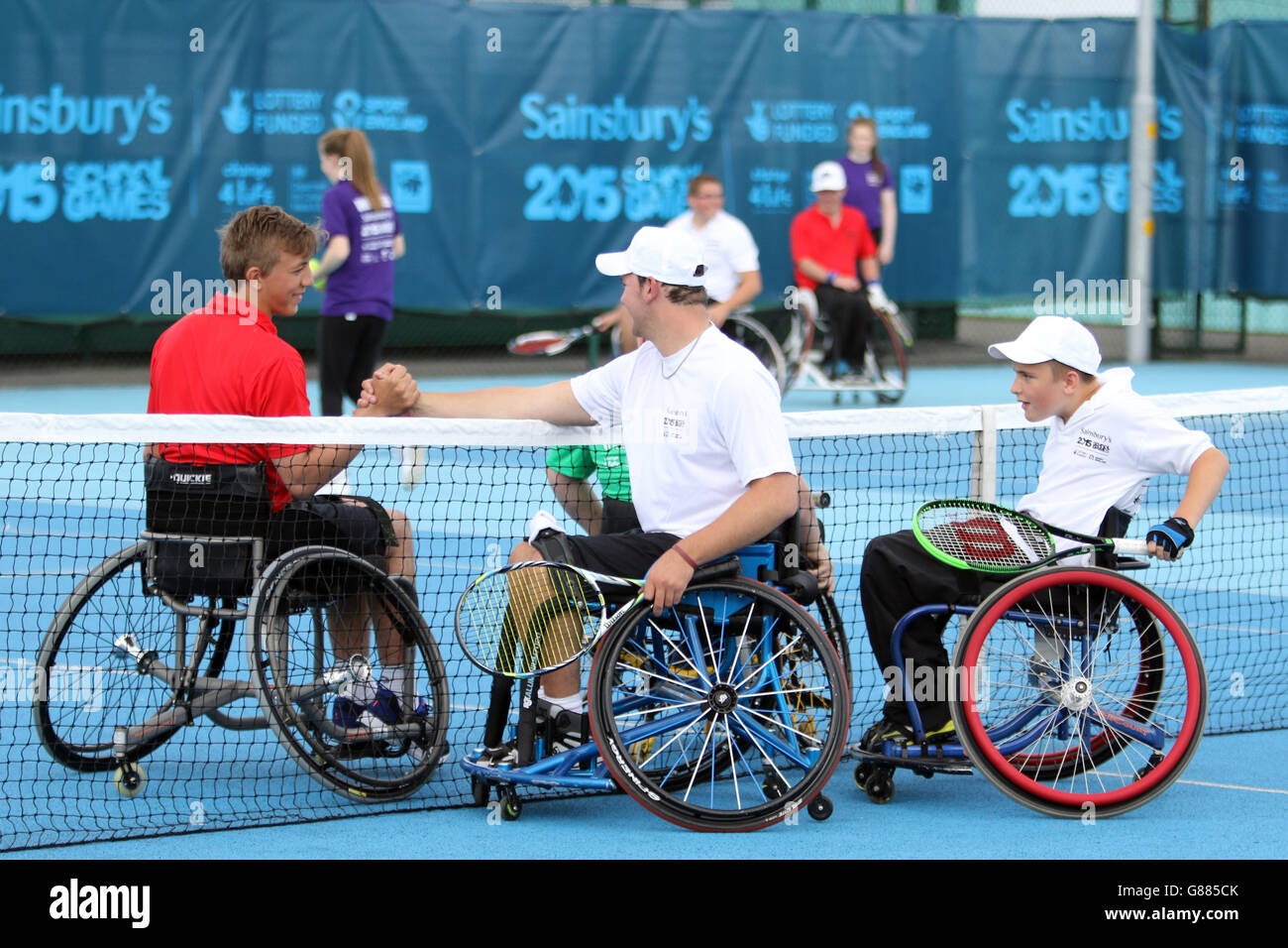 Nathan McCabe en Irlande et Ben Johnson-Rolfe au pays de Galles se bousculer avec Lewis Evans en Angleterre et Nathanial Lowe-Cordingley pendant le tennis en fauteuil roulant aux Jeux scolaires de Sainsbury en 2015 au Centre régional de tennis. Banque D'Images