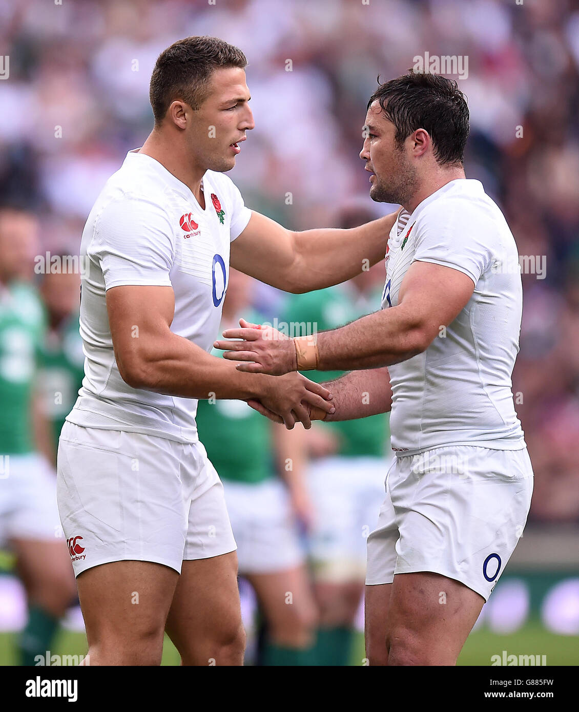 Sam Burgess (à gauche) et Brad Barritt pendant le match d'échauffement de la coupe du monde au stade Twickenham, Londres. Banque D'Images