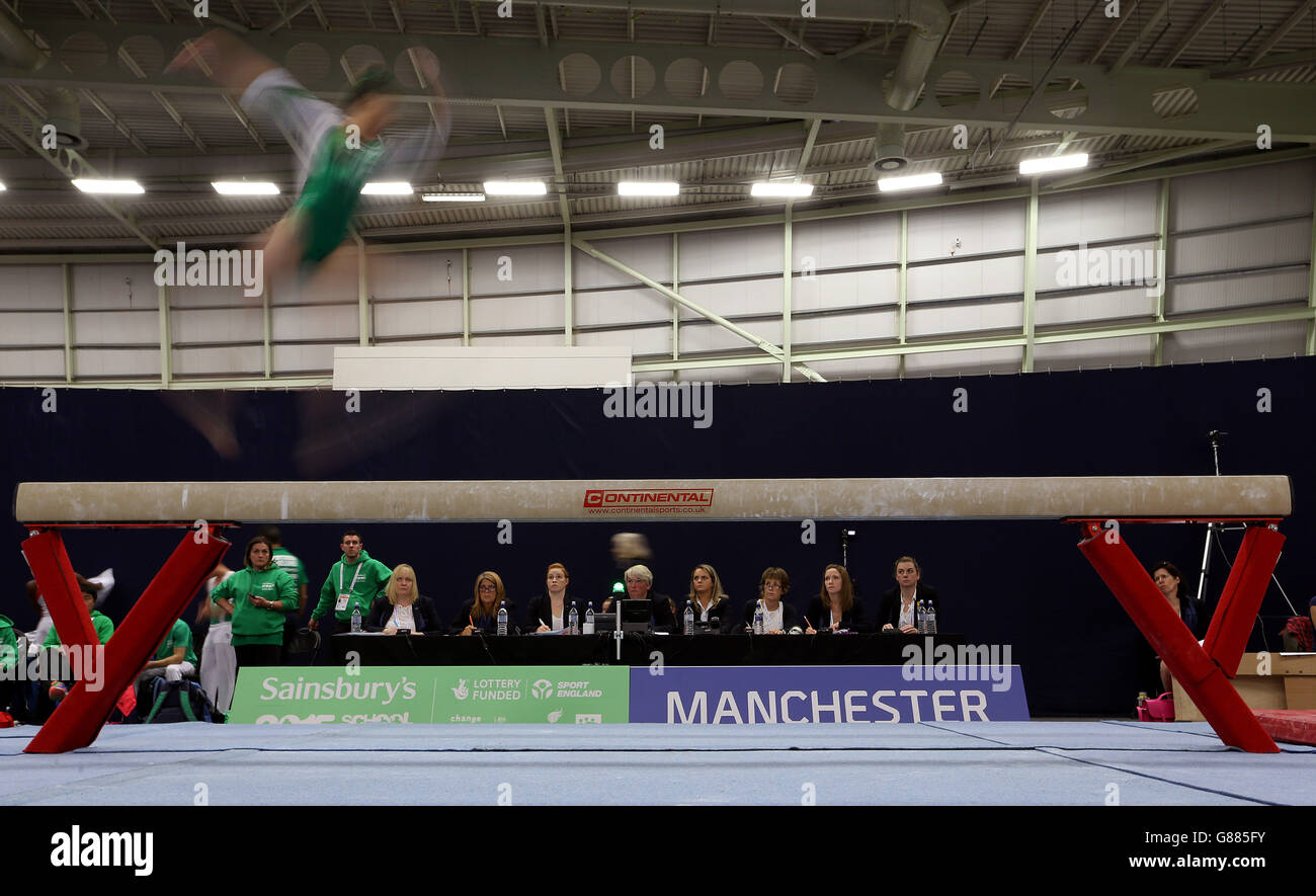 Casey JO Bell, en Irlande du Nord, sur la balance dans la gymnastique lors des Jeux scolaires de Sainsbury en 2015 à Manchester. Banque D'Images