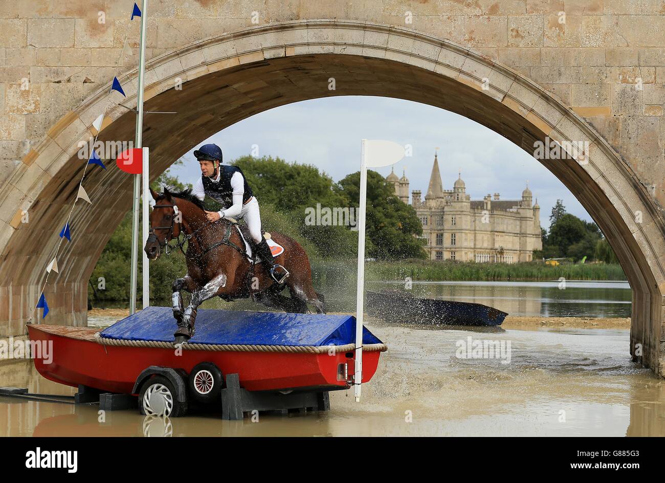 Christopher Burton, d'Australie, à cheval sur TS Jamaimo saute dans l'événement de cross-country au cours du troisième jour des 2015 essais de Land Rover Burghley Horse à Burghley Hourse, Burghley. Banque D'Images