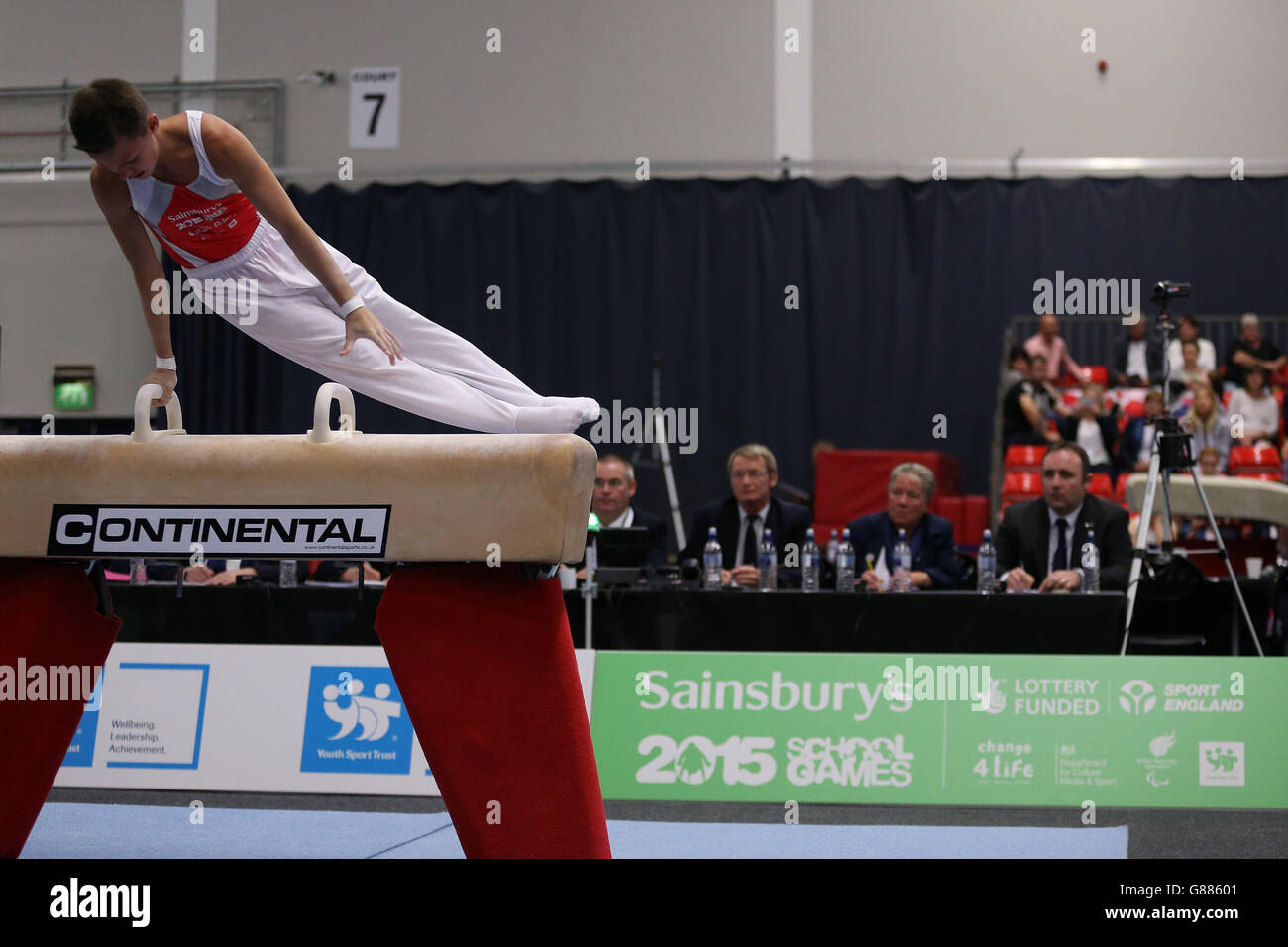 Jacob Edwards, du pays de Galles, sur le cheval de pommel en gymnastique lors des Jeux scolaires de Sainsbury en 2015 à Manchester. APPUYEZ SUR ASSOCIATION photo. Date de la photo: Samedi 5 septembre 2015. Le crédit photo devrait se lire: Steven Paston/PA Wire Banque D'Images