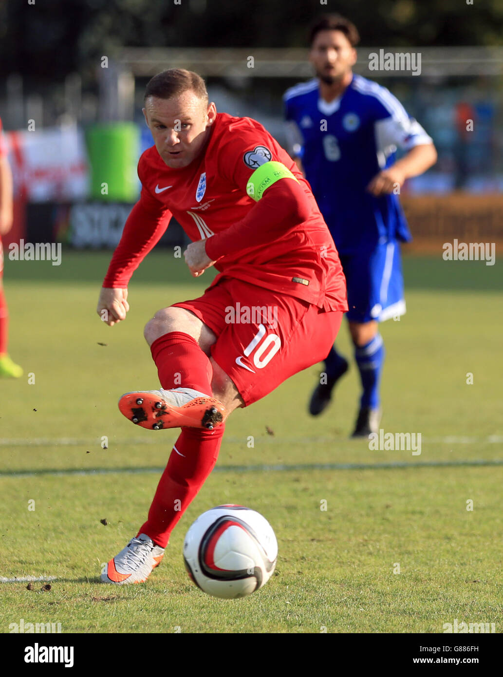 Wayne Rooney, le joueur d'Angleterre, a marqué le premier but de sa partie de la zone de pénalité, pour atteindre le record de 49 buts de Sir Bobby Charlton, lors du match de qualification de l'UEFA European Championship au Stadio Olimpico di Serravalle.APPUYEZ SUR ASSOCIATION photo.Date de la photo: Samedi 5 septembre 2015.Voir PA Story FOOTBALL San Marino.Le crédit photo devrait se lire comme suit : Mike Egerton/PA Wire.RESTRICTIONS : utilisation soumise à des restrictions FA.Usage éditorial uniquement.Utilisation commerciale uniquement avec le consentement écrit préalable de l'AC.Aucune modification sauf le recadrage.Appelez le +44 (0)1158 447447 ou consultez le site www.paphotos.com/info/ pour en savoir plus Banque D'Images