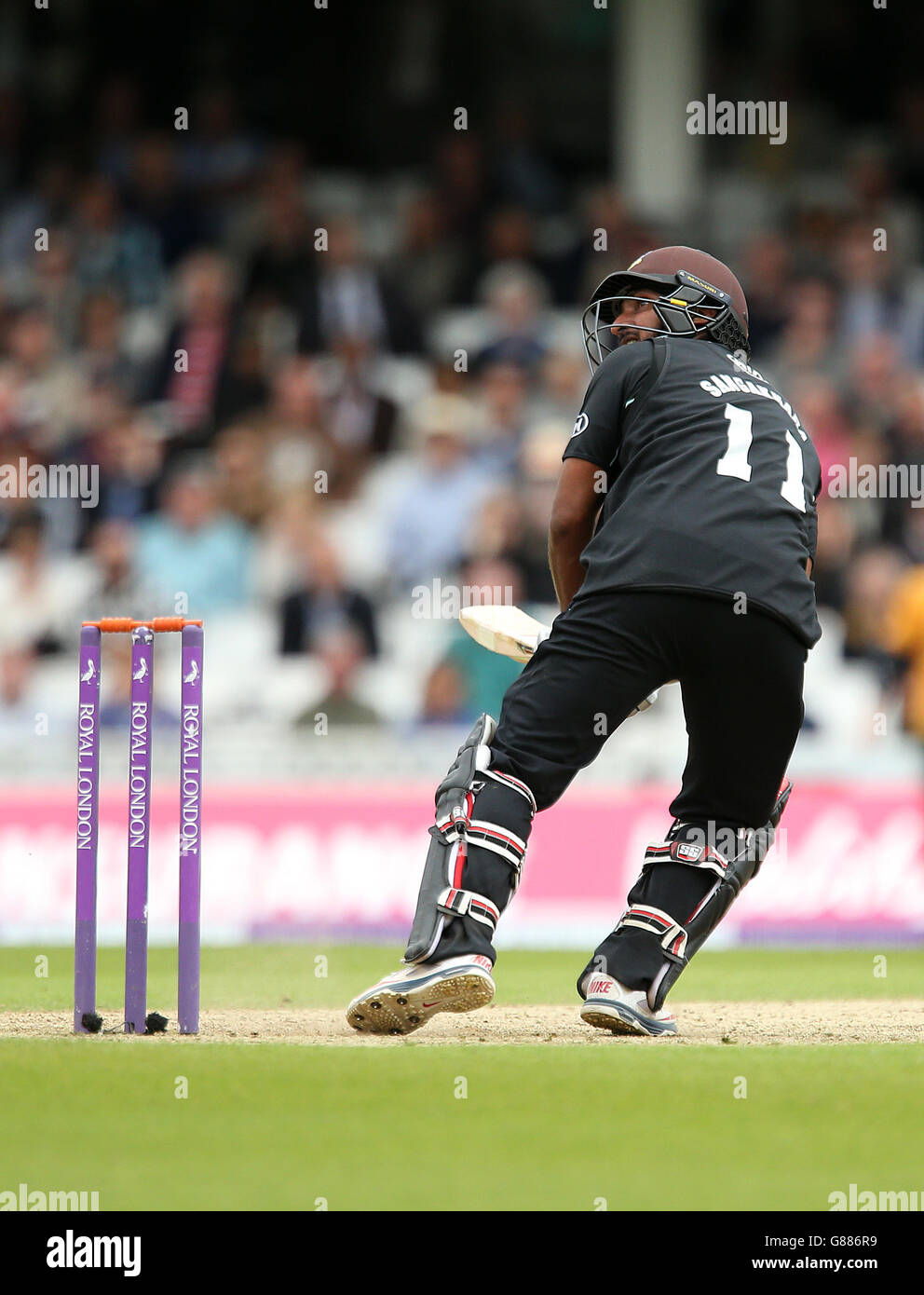 Kumar Sangakkara, de Surrey, est pris par le Notinghamshire Jake ball (non illustré) en 166 lors du match demi-finale de la coupe d'un jour du Royal London au Kia Oval, Londres. Banque D'Images