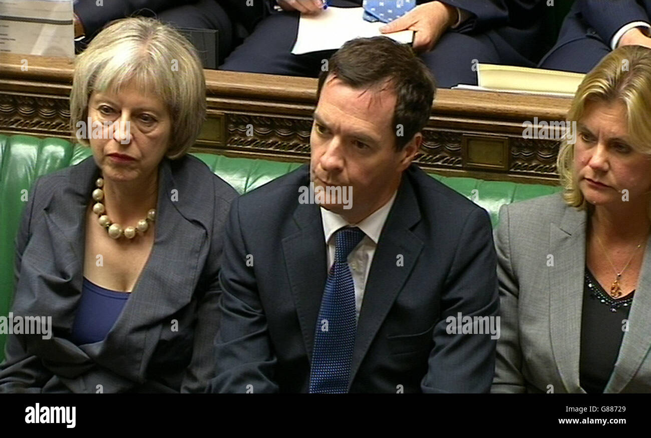(De gauche à droite) la secrétaire à l'intérieur Theresa May, le chancelier George Osborne et la secrétaire au développement international Justine Greening écoutent la déclaration du Premier ministre David Cameron sur les plans du gouvernement visant à réinstaller des milliers de réfugiés fuyant la sanglante guerre civile syrienne à la Chambre des communes de Londres. Banque D'Images