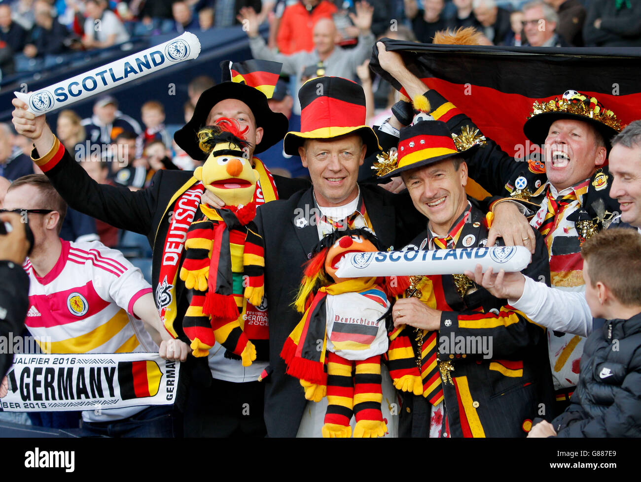 Football - UEFA Euro 2016 - qualification - Groupe D - Ecosse / Allemagne - Hampden Park. Fans écossais et allemands dans le stade Banque D'Images