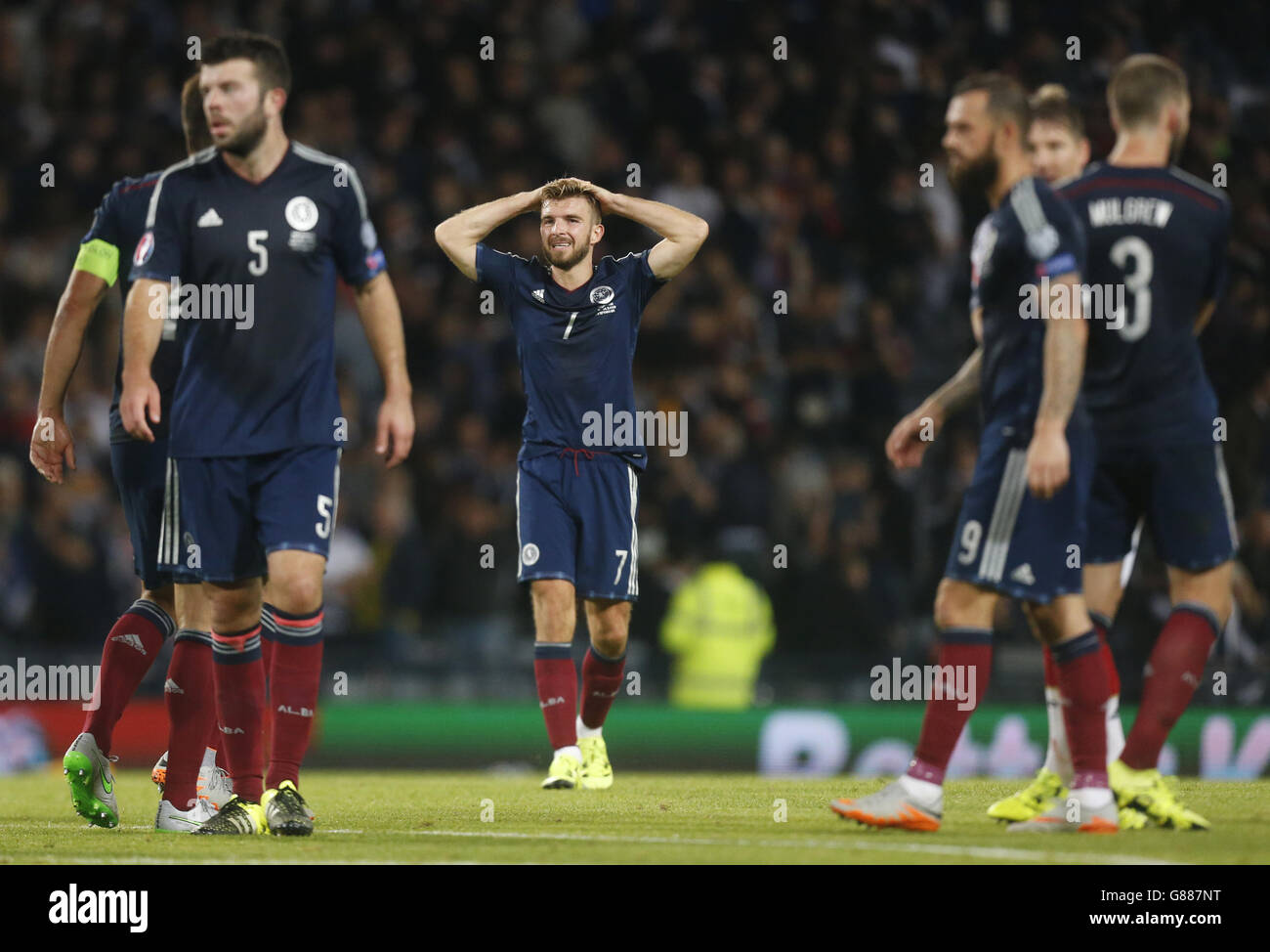 James Morrison (au centre), en Écosse, semble abattu à la fin du match de qualification du Championnat d'Europe de l'UEFA à Hampden Park, à Glasgow. Banque D'Images