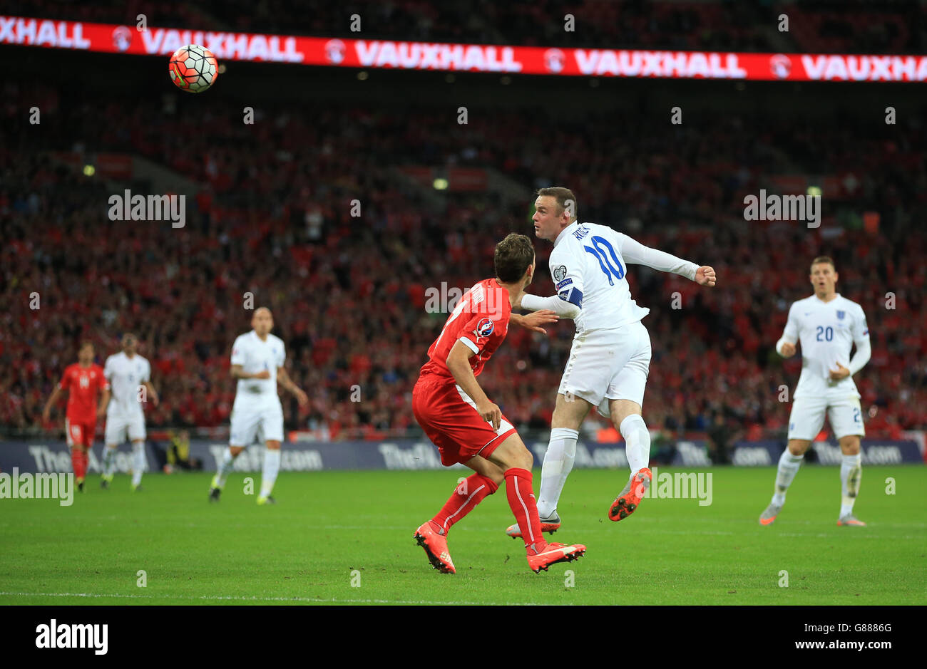 Wayne Rooney, en Angleterre, a déjà pris une tête lors du match de qualification européen de l'UEFA au stade Wembley, à Londres. Banque D'Images