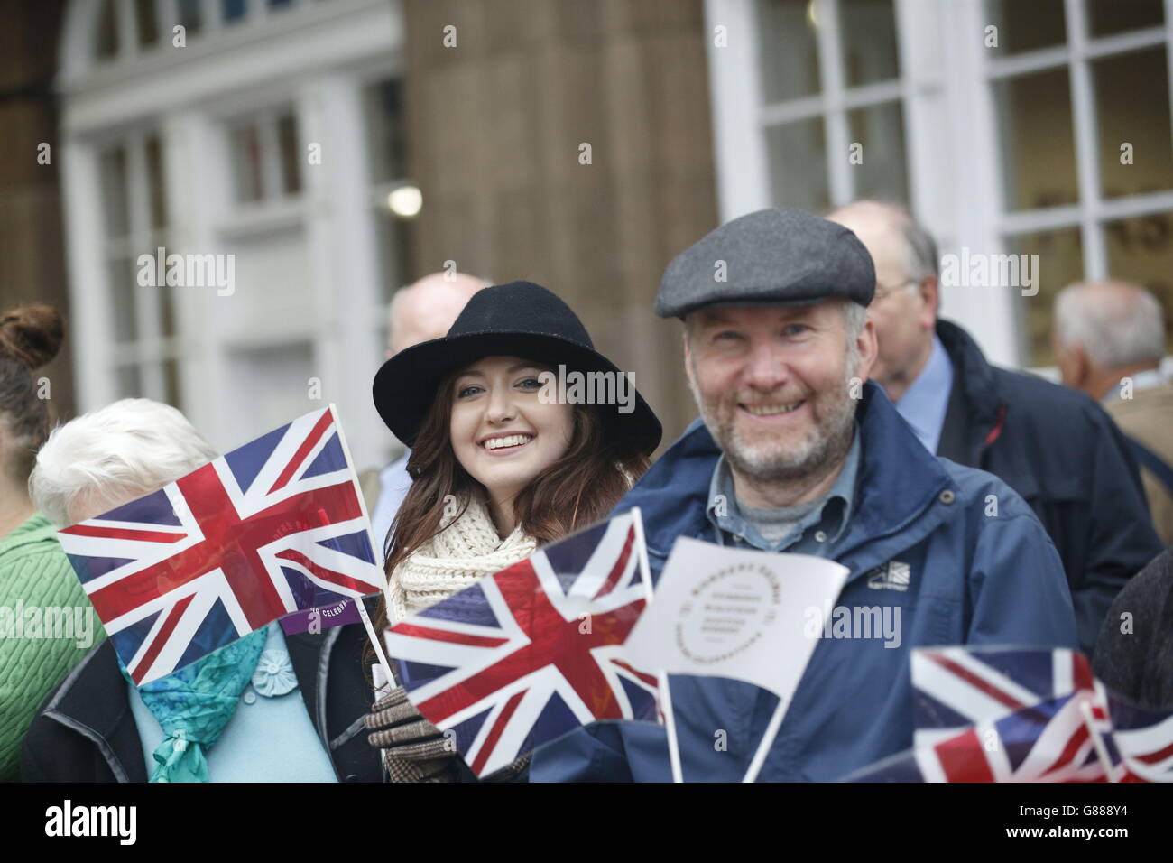 Wellwishers à la station Waverley d'Édimbourg avant l'arrivée de la reine Elizabeth II, le jour où elle devient le plus long monarque régnant de Grande-Bretagne. La Reine et son mari, le Prince Philip, embarreront dans un train à vapeur pour inaugurer le nouveau train Scottish Borders Railway d'une valeur de 294 millions de livres. Banque D'Images