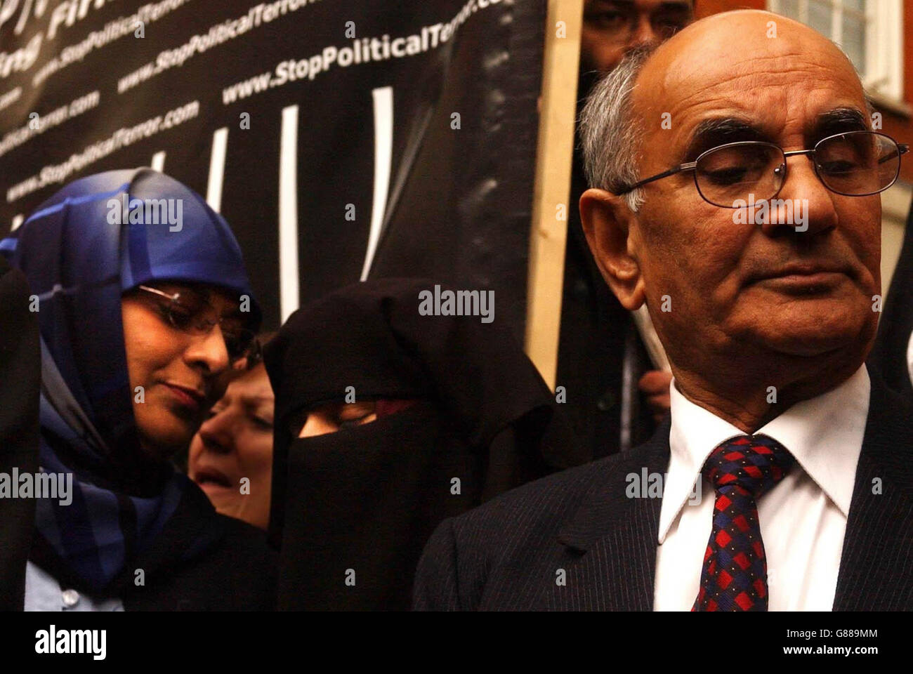 Ashfaq Ahmed (à droite), le père de Babar, se tient avec sa fille Ousma (au centre) et l'avocat de son fils Muthasar Arani (à gauche) à l'extérieur, après qu'une décision ait permis l'extradition de Babar Ahmed aux États-Unis, où il sera accusé d'aider à financer le terrorisme. Banque D'Images