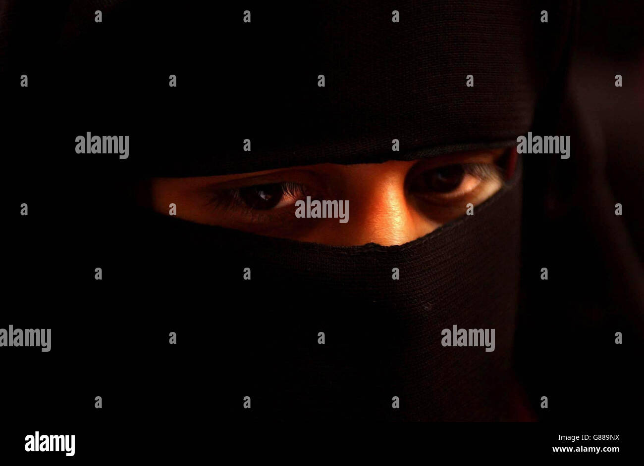 Ousma Ahmed jette un regard bourré, après qu'une décision ait permis l'extradition de son mari Babar Ahmed aux États-Unis, où il sera accusé d'aider à financer le terrorisme. Banque D'Images