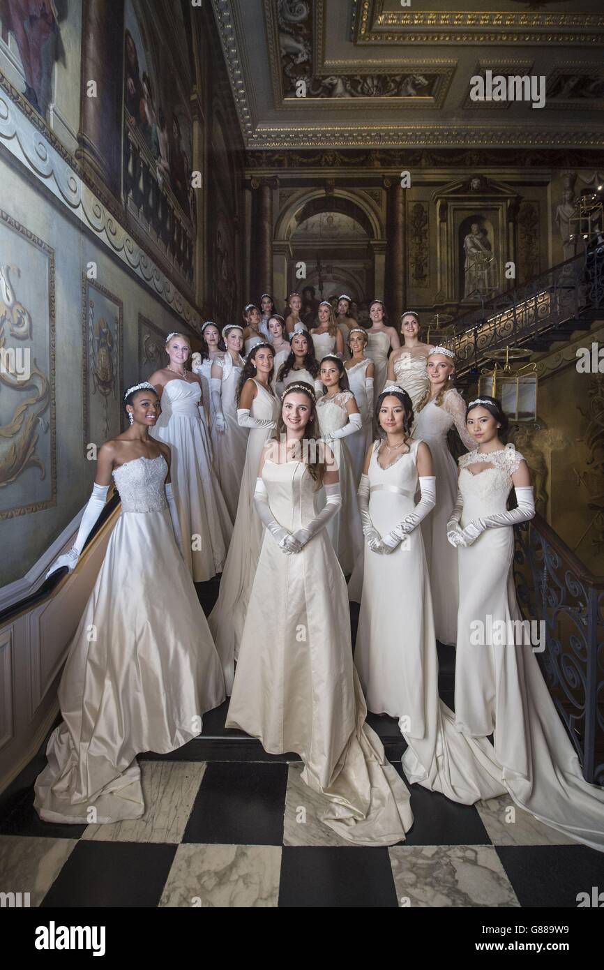 Des butantes sur l'escalier du roi au Queen Charlotte's ball, à Kensington  Palace, Londres. Le bal est le point culminant de la saison des debutante,  qui a traditionnellement introduit les filles de