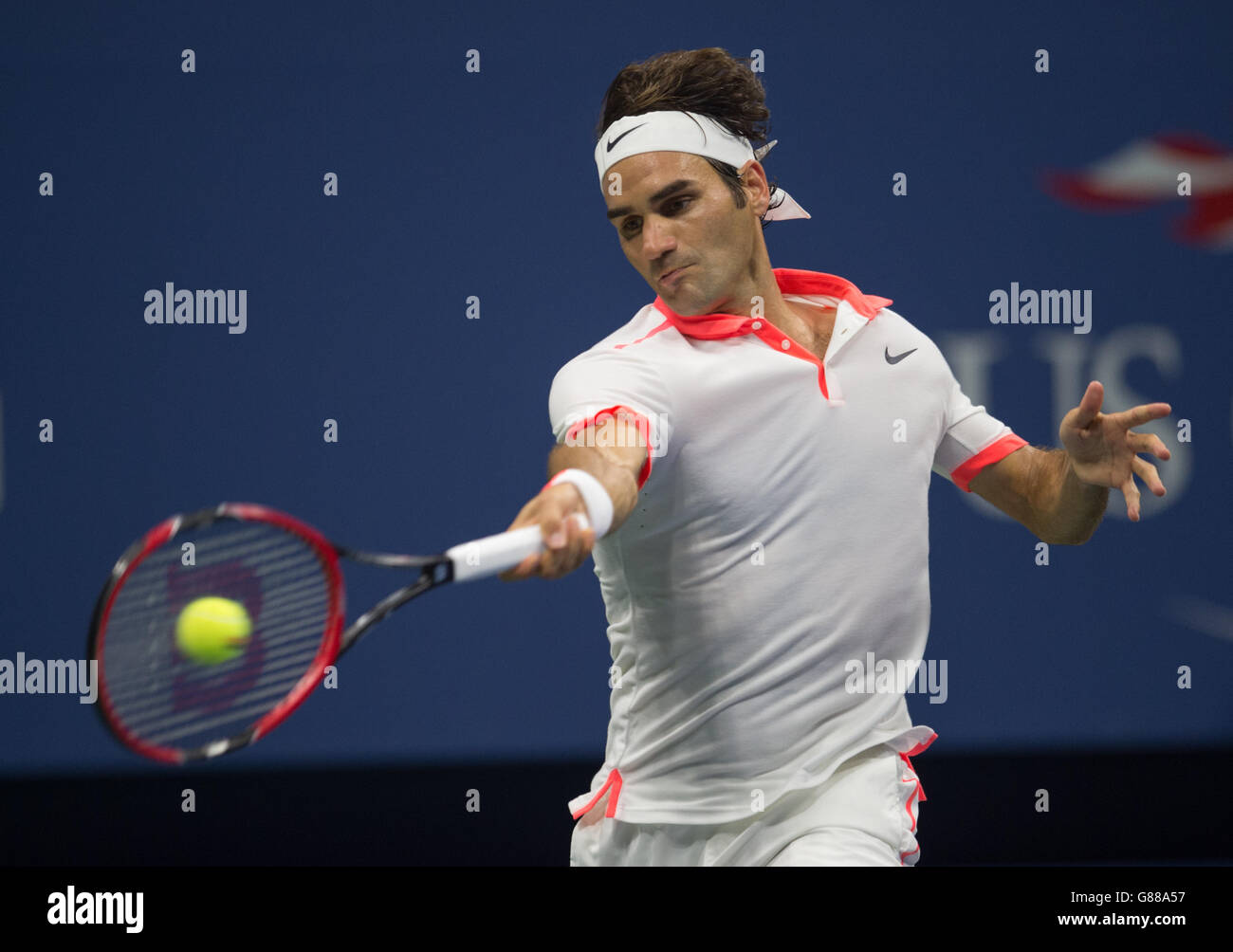 Roger Federer en action lors de la finale masculine contre Stan Wawrinka le 12 jour de l'US Open au Billie Jean King National tennis Center le 11 septembre 2015 à New York, USA. Banque D'Images