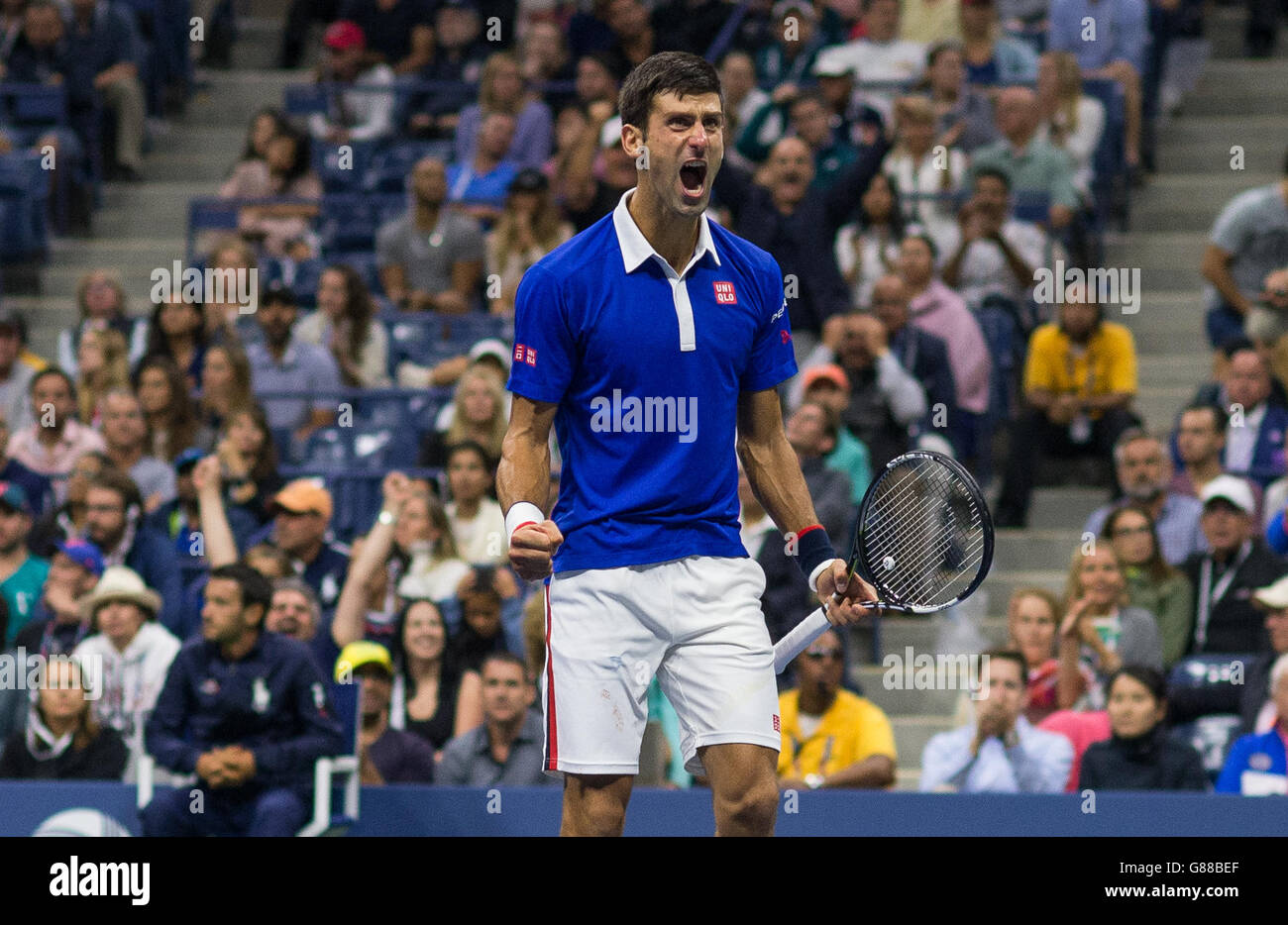 Novak Djokovic célèbre lors de sa victoire finale masculine contre Roger  Federer le 14 e jour de l'US Open au Billie Jean King National tennis  Center le 13 septembre 2015 à New