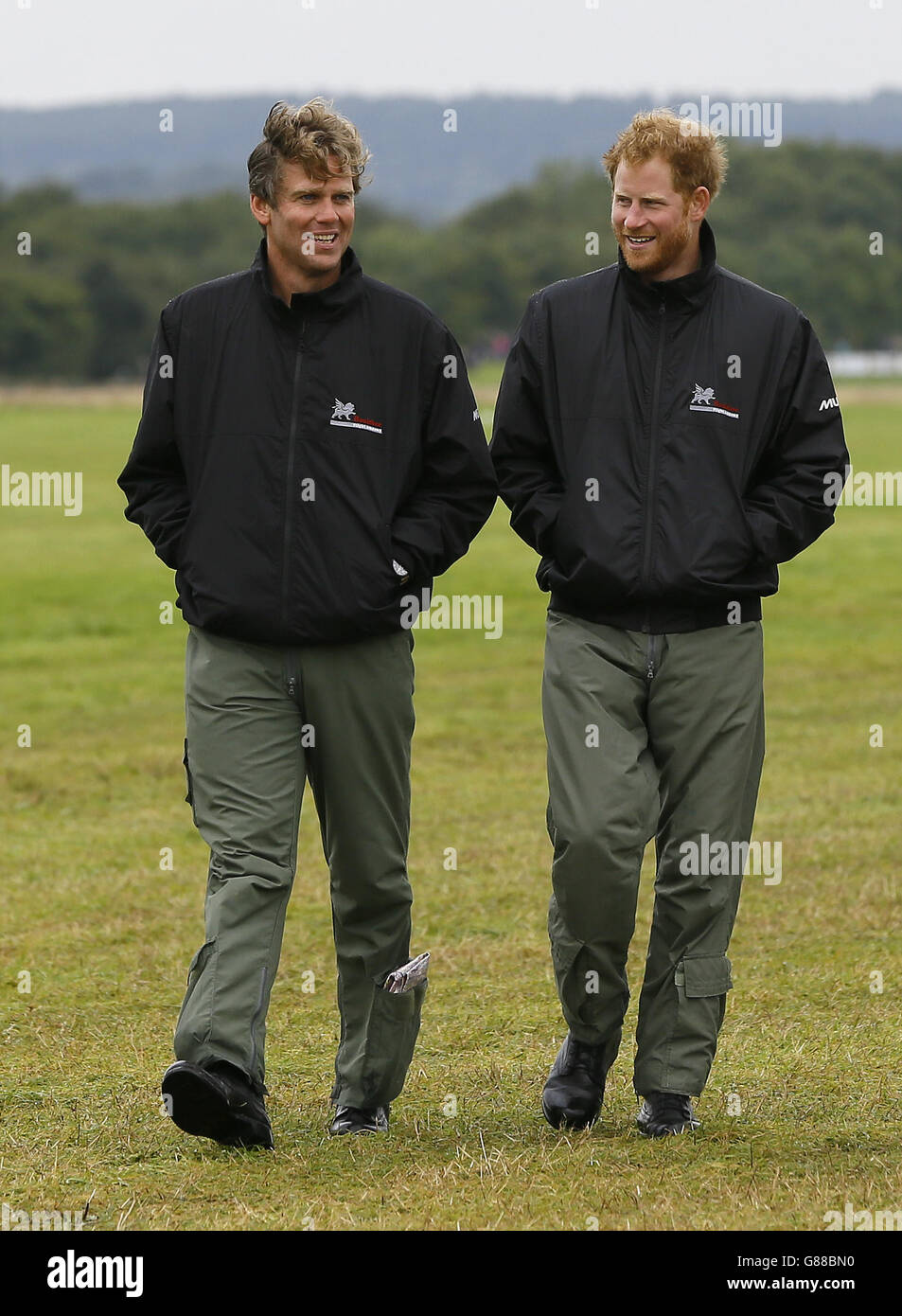 Le Prince Harry, (à droite), marche avec Matt Jones, directeur de l'académie de vol Boultbee, alors qu'il rejoint d'autres membres de l'équipage de l'aérodrome de Goodwood à West Sussex, lors de son 31e anniversaire, avant de prendre part à la bataille d'Angleterre Flypast pour marquer le 75e anniversaire de la victoire à la bataille d'Angleterre. Banque D'Images