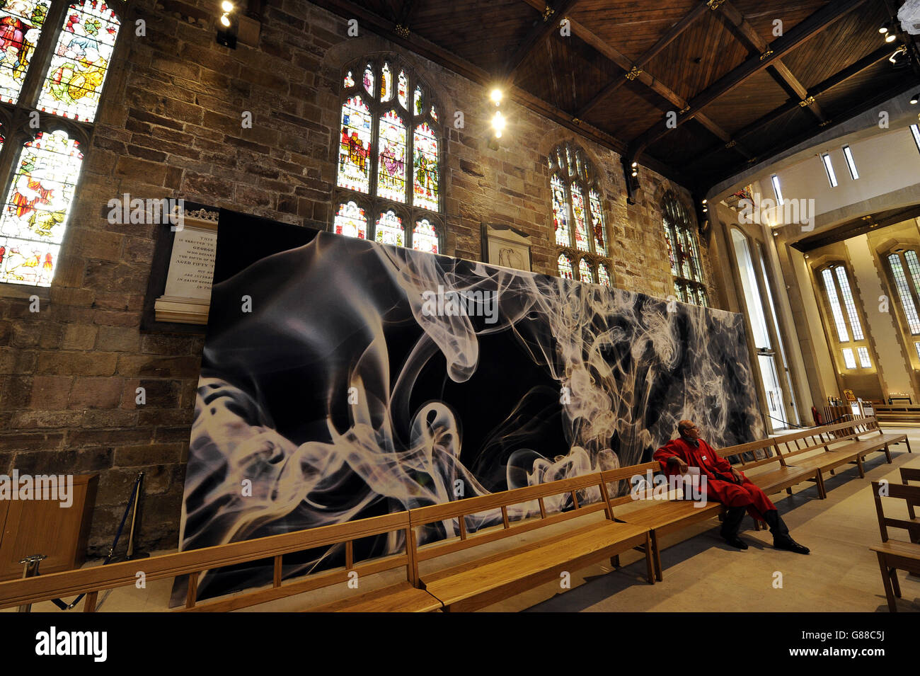 Le public : exposition International Art Collectors in Sheffield.Une tapisserie sans titre de PAE White exposée dans la cathédrale de Sheffield. Banque D'Images