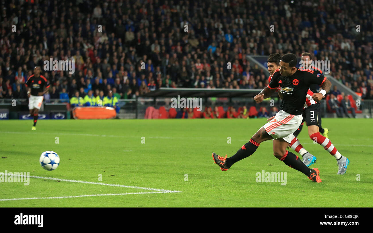 Le Memphis Delay de Manchester United marque le premier but de son camp le jeu Banque D'Images