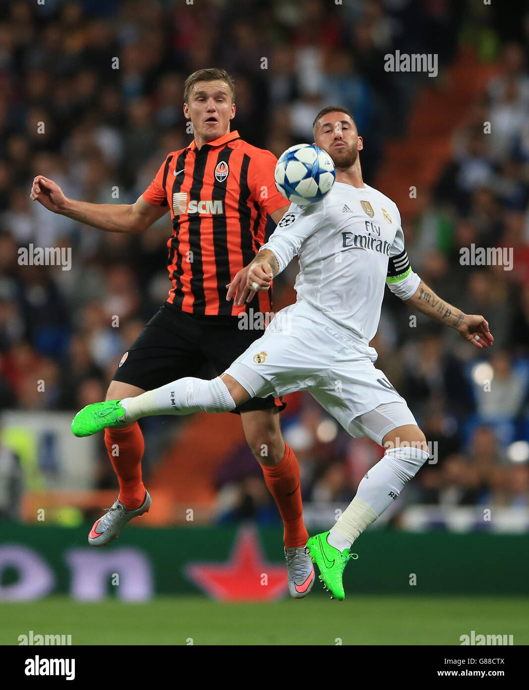 Football - Ligue des champions de l'UEFA - Groupe A - Real Madrid / Shakhtar Donetsk - Estadio Santiago Bernabeu.Le coffre Sergio Ramos du Real Madrid contrôle le ballon pour le gagner loin de l'Olexandr Gladkly de Shakhtar Donestsk (à gauche) Banque D'Images