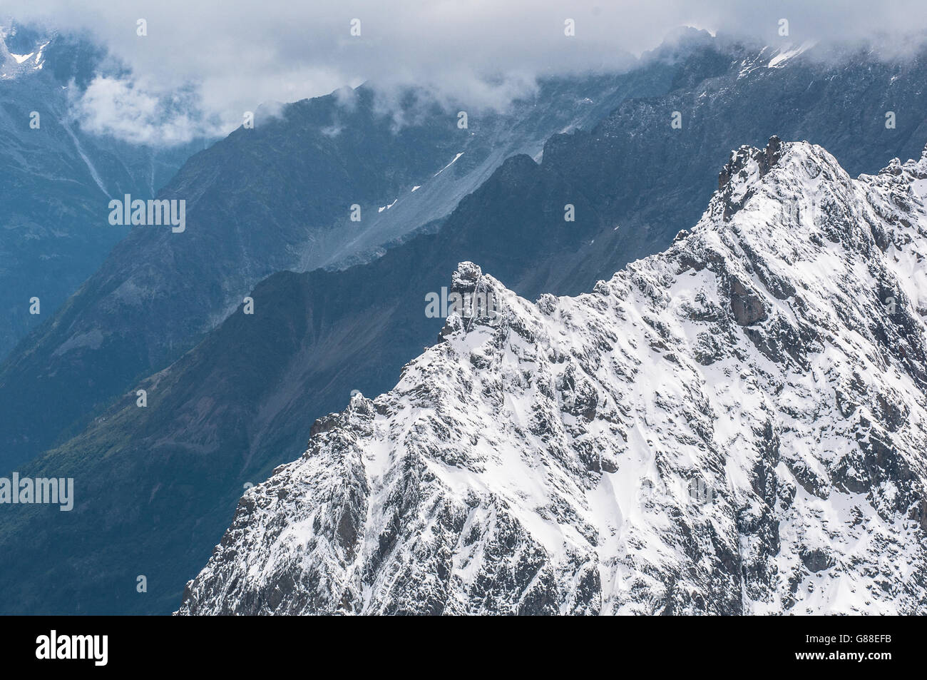 Crête de montagne couverte de neige Banque D'Images