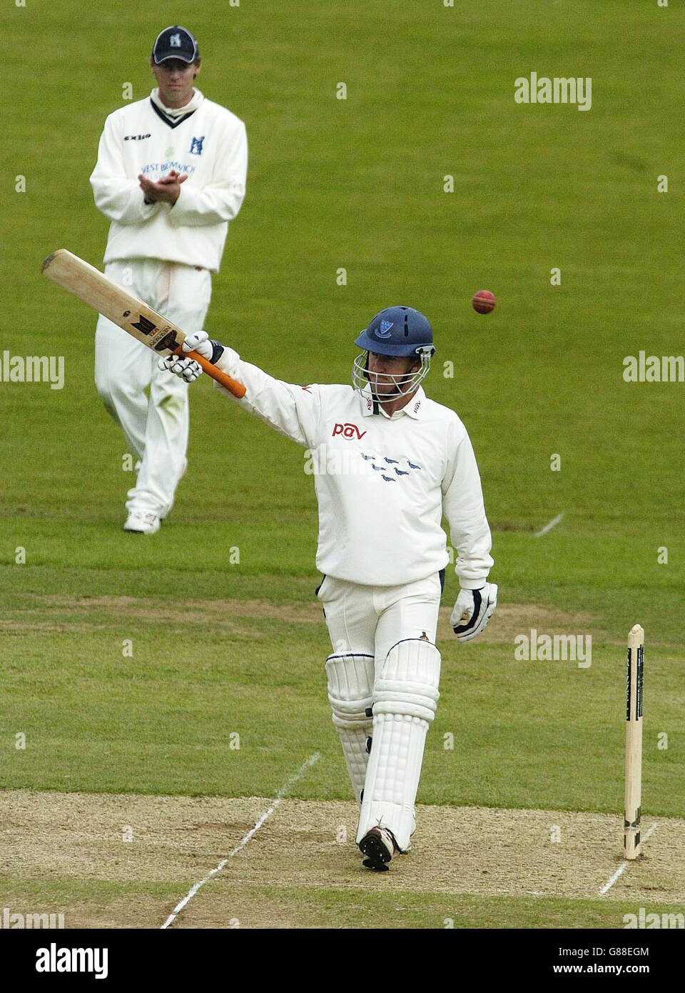 Cricket - Frizzell County Championship - Division One - Sussex / Warwickshire - New County Ground.Murray Goodwin, batteur du Sussex, célèbre son siècle en tant que capitaine du Warwickshire, Nick Knight (L), applaudit. Banque D'Images