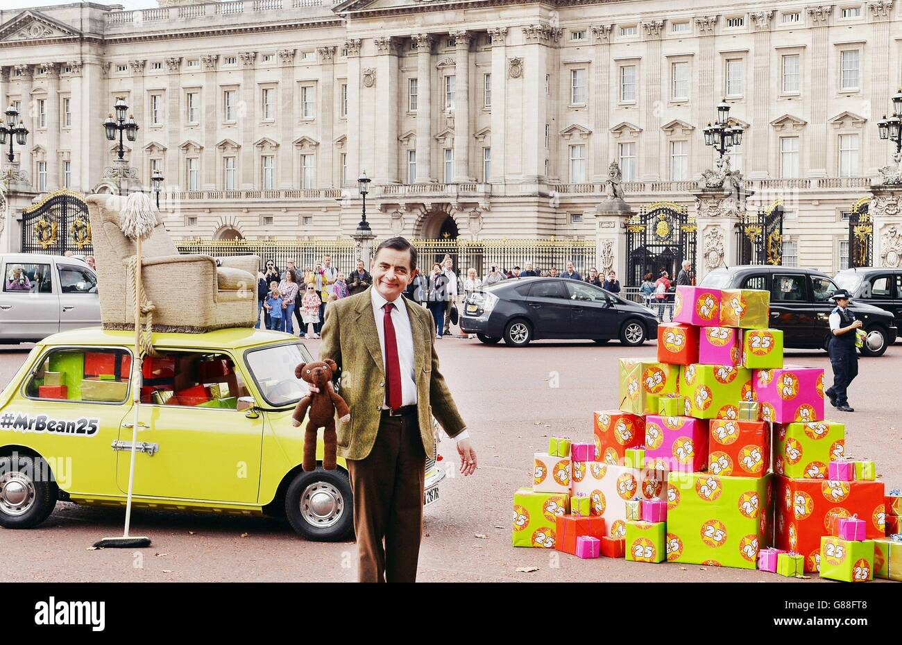 M. Bean, joué par Rowan Atkinson, célèbre le 25e anniversaire du personnage sur le Mall, en face de Buckingham Palace, Londres, avec sa marque Mini. Banque D'Images