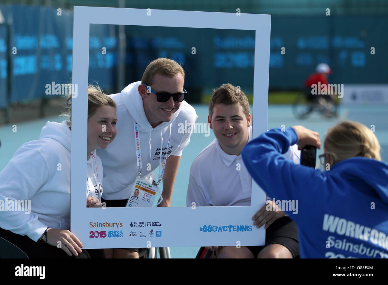 Les athlètes ont une photo prise à l'intérieur d'un cadre photo de marque pendant le tennis en fauteuil roulant aux Jeux scolaires de Sainsbury en 2015 au Centre régional de tennis de Manchester. Banque D'Images