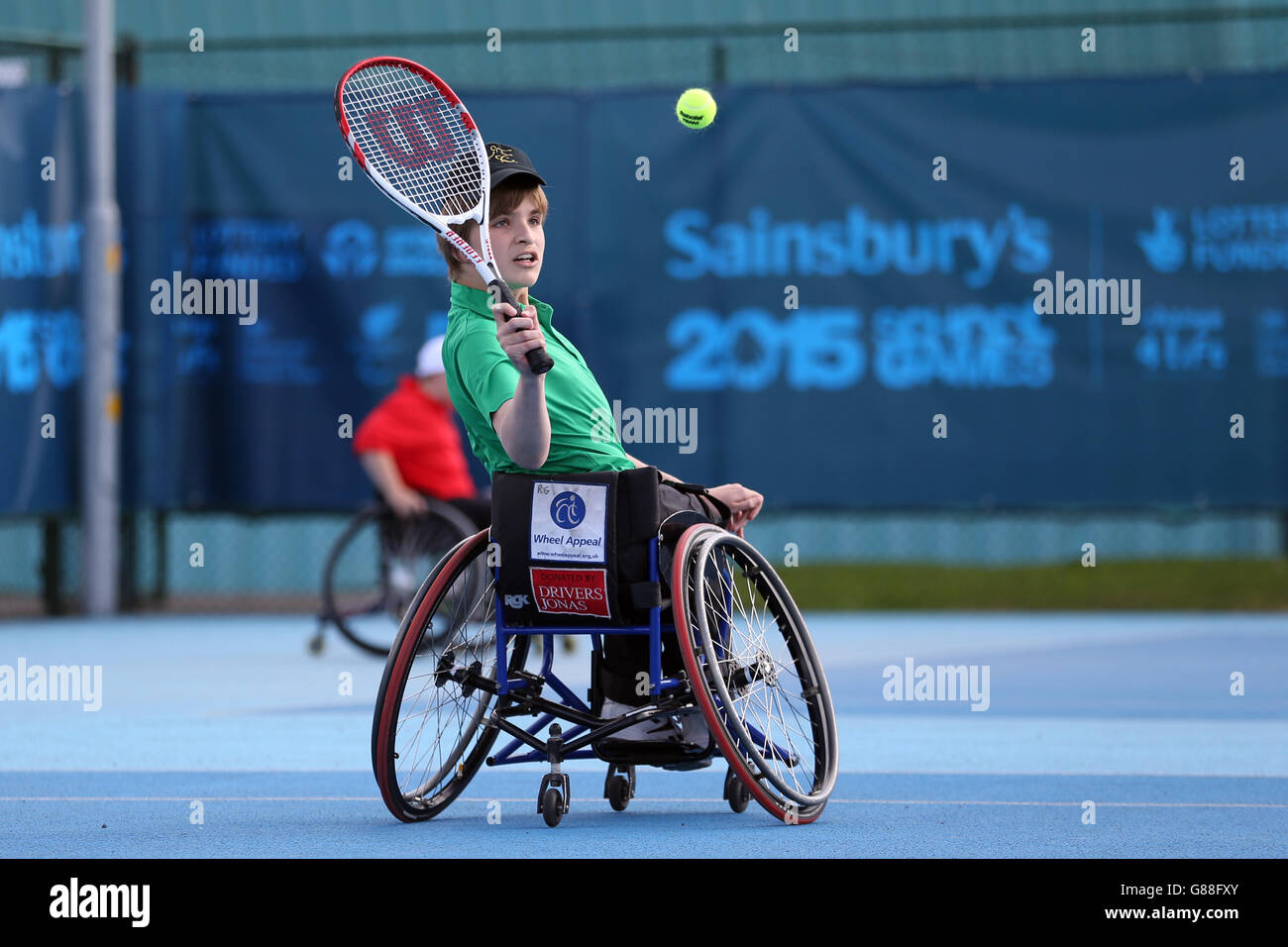 Ross Gourley, en Irlande du Nord, a tourné pendant le tennis en fauteuil roulant aux jeux scolaires de Sainsbury en 2015 au centre régional de tennis de Manchester. Banque D'Images