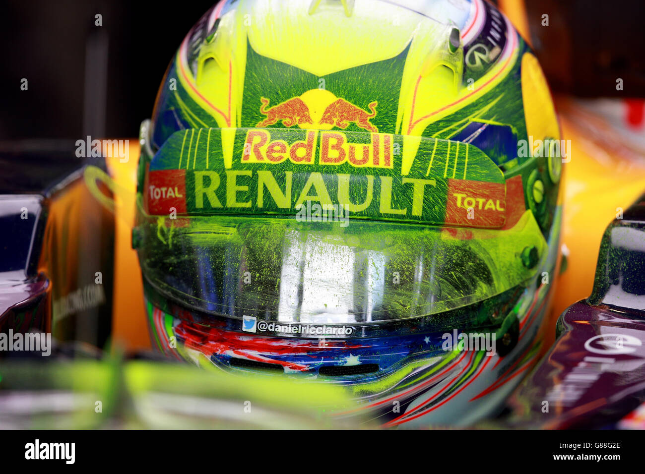 Daniel Ricciardo de Red Bull avec peinture de visualisation de flux sur son casque pendant la journée d'entraînement pour le Grand Prix d'Italie 2015 à Monza, Italie. Banque D'Images