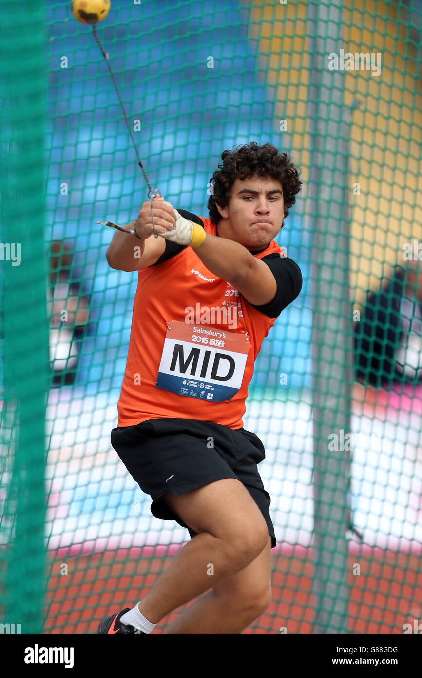 Le prix Patrick de England Midland pendant le coup de marteau des garçons aux jeux scolaires de Sainsbury en 2015 à l'arène régionale de Manchester. Banque D'Images