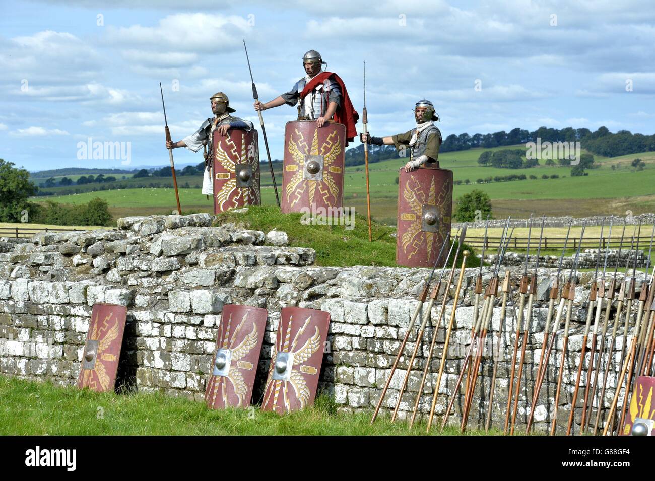 Des hommes vêtus de romains se rassemblent devant l'événement de demain du mur d'Hadrien, où 130 réacteurs italiens prendront part à une bataille entre l'Armée romaine impériale et les Barbarians au fort romain de Birdoswald à Cumbria. Banque D'Images