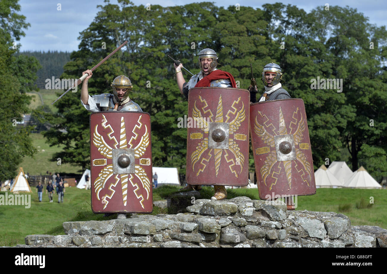 Des hommes vêtus de romains se rassemblent devant l'événement de demain du mur d'Hadrien, où 130 réacteurs italiens prendront part à une bataille entre l'Armée romaine impériale et les Barbarians au fort romain de Birdoswald à Cumbria. Banque D'Images