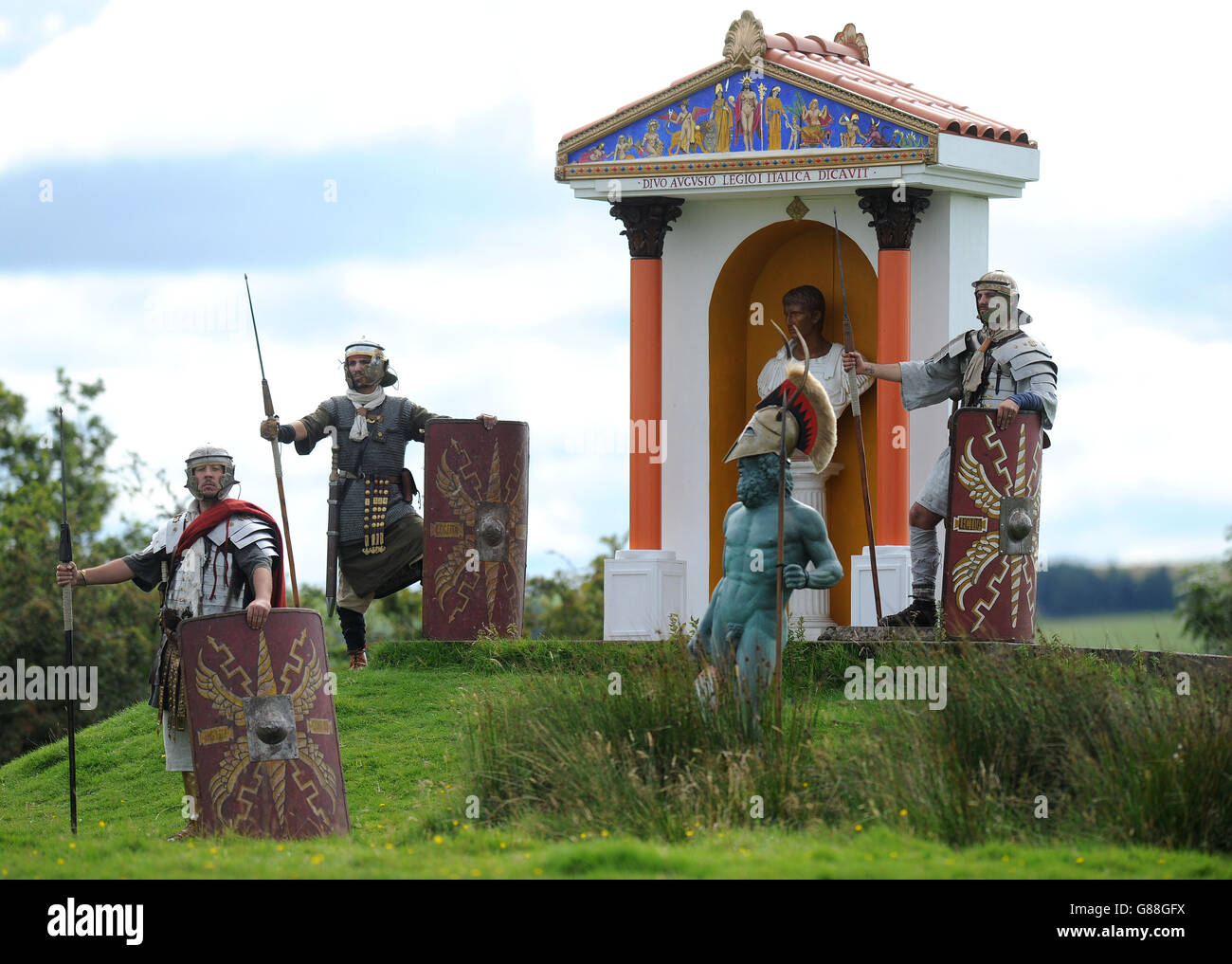 Des hommes vêtus de romains se rassemblent devant l'événement de demain du mur d'Hadrien, où 130 réacteurs italiens prendront part à une bataille entre l'Armée romaine impériale et les Barbarians au fort romain de Birdoswald à Cumbria. Banque D'Images