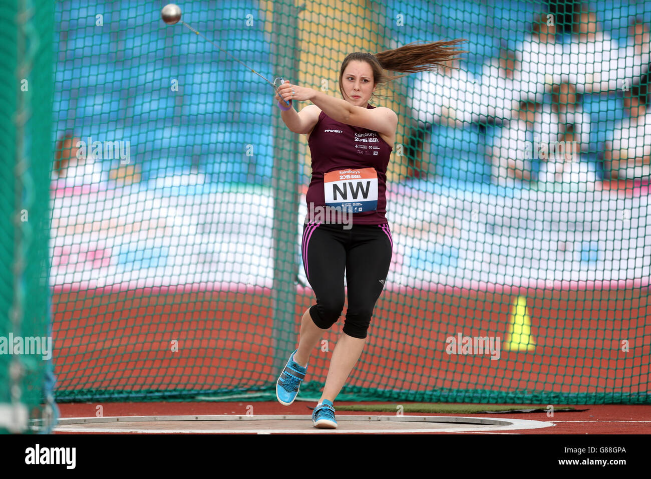 Katie Lambert participe au jet de marteau pour filles aux Jeux scolaires de Sainsbury en 2015 à l'arène régionale de Manchester. Banque D'Images