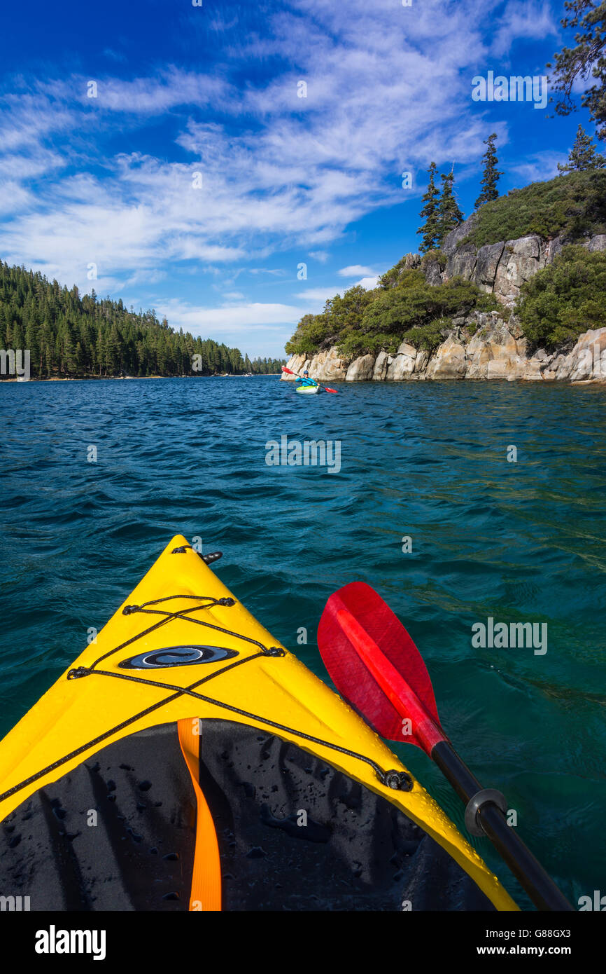 Kayak dans la baie Emerald à Fannette Island, Emerald Bay State Park, Lake Tahoe, California USA Banque D'Images