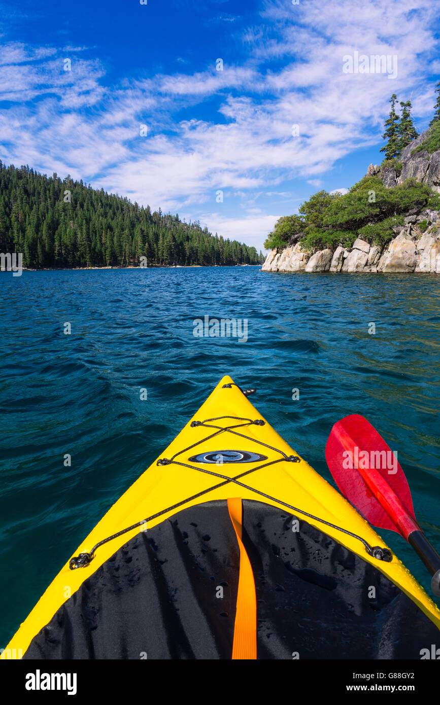 Kayak dans la baie Emerald à Fannette Island, Emerald Bay State Park, Lake Tahoe, California USA Banque D'Images
