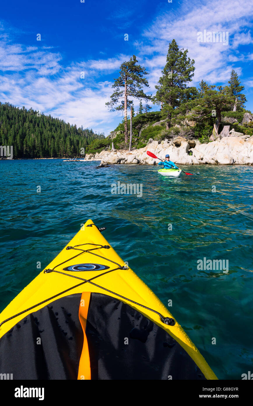 Kayak dans la baie Emerald à Fannette Island, Emerald Bay State Park, Lake Tahoe, California USA Banque D'Images