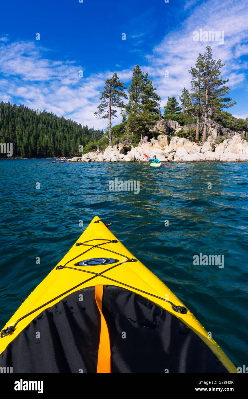 Kayak dans la baie Emerald à Fannette Island, Emerald Bay State Park, Lake Tahoe, California USA Banque D'Images