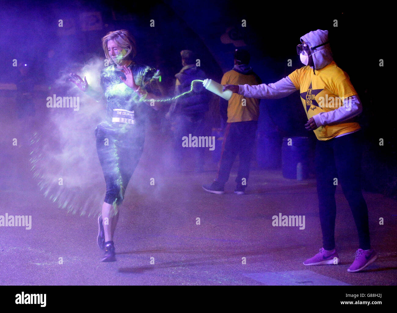Personnes participant à la Color Run Night au parc olympique Queen Elizabeth, à l'est de Londres. Banque D'Images