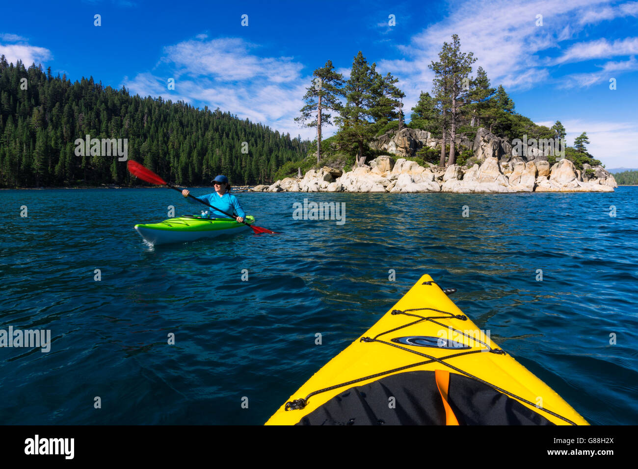 Kayak dans la baie Emerald à Fannette Island, Emerald Bay State Park, Lake Tahoe, California USA Banque D'Images