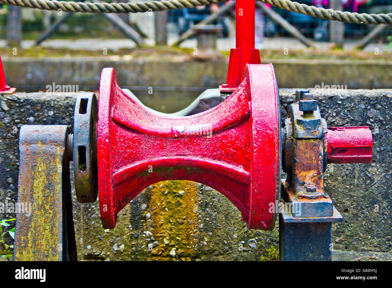 Vieilles et rouillées de la poulie d'engrenage d'un métal qui a été utilisé pour soulever l'ancre d'un navire Banque D'Images