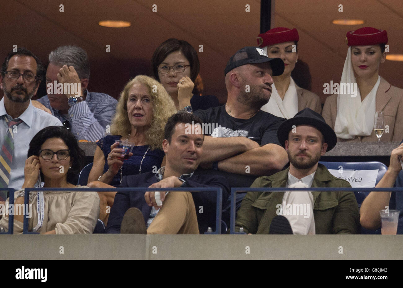 Jimmy Fallon et Justin Timberlake regardent Roger Federer lors de son match de fin de quart des singles masculin contre Richard Gasquet le dixième jour de l'US Open à l'US Open au Billie Jean King National tennis Center le 9 septembre 2015 à New York, Etats-Unis. Banque D'Images
