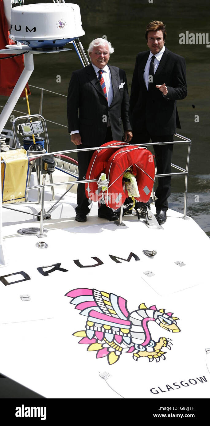 Le chanteur de pop Simon le bon, 46 ans, est de retour à bord du yacht « Arnold Clark Drum » avec le propriétaire du bateau Sir Arnold Clark (à gauche).Le chanteur Duran Duran va faire la course du bateau dans le célèbre Rolex Fastnet Yacht Race de 608 miles le 7 août.Le chanteur a échappé de peu à la mort lorsque le bateau a pris sa taille au large de la côte de Falmouth après avoir été pris dans le mauvais temps lors de la course Fastnet de 1985. Banque D'Images