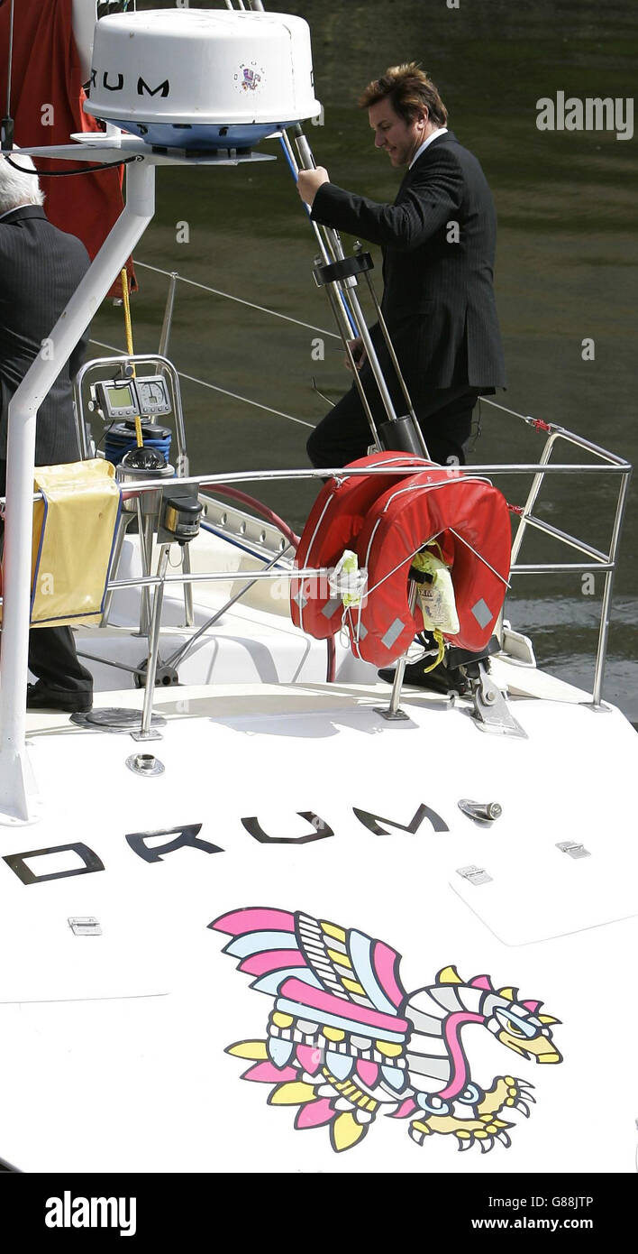 Le chanteur de pop Simon le bon, 46 ans, est de retour à bord du yacht « Arnold Clark Drum » avec le propriétaire du bateau Sir Arnold Clark (à gauche).Le chanteur Duran Duran va faire la course du bateau dans le célèbre Rolex Fastnet Yacht Race de 608 miles le 7 août.Le chanteur a échappé de peu à la mort lorsque le bateau a pris sa taille au large de la côte de Falmouth après avoir été pris dans le mauvais temps lors de la course Fastnet de 1985. Banque D'Images
